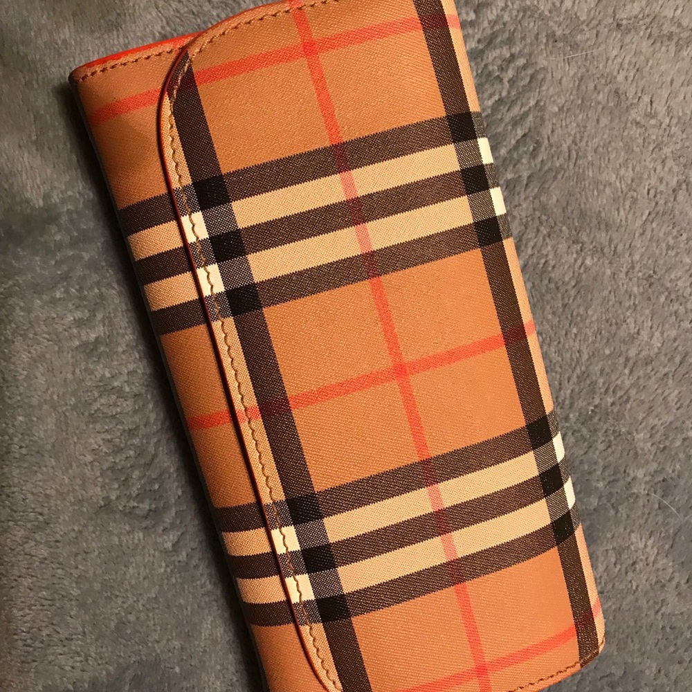 Burberry two compartment wallet 🥰